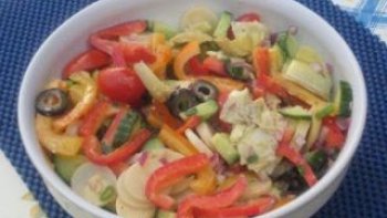 Cette salade est particulièrement belle et colorée, et au goût succulent. une très bonne salade d'accompagnement.