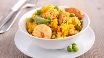 on peut ajouter bien des choses a une salade. je le fais selon mon humeur et en fonction du contenu de mon placard : olives, oeufs durs, câpres, dés de poivrons etc...