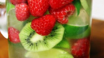 Ingrédient : - 1 bouteille de Vin blanc sec - 1/2 litre de soda ( Ginger ale )- 2 kiwis - 2 citrons - 1/2 tasse de framboises - 1/2 tasse de sucre en poudre. - Préparation :  Voir Images.  (À consommer avec modération )