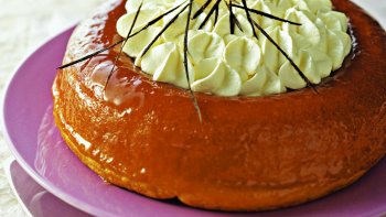 Petits conseils du Chef : Astuce perso : au moment de servir, je rajoute un peu partout un filet de rhum pur ! Quand tout est bien froid au centre, je met une chantilly parfumée à la liqueur d'orange, ou une crème pâtissière (ou une salade de fruits frais : orange, banane, kiwi, et ce que vous pouvez avoir. Préparez là avant de la mettre au centre pour bien l'imprégnez de jus).