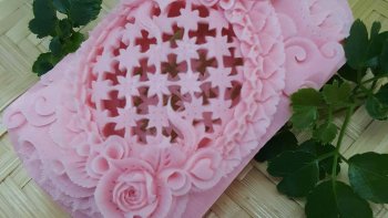 Au Japon, une vieille coutume consistait à sculpter les savons. Elle avait disparu, mais elle revient à la mode pour notre plus grand plaisir ! En partage avec Victoria.