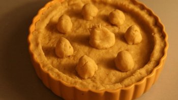 Gâteau provençal qui ne comporte pas de levure mais du bicarbonate de soude. À l'origine, au début du XVIIIème siècle etait présente dans l'arrière-pays provençal et maintenant il est present uniquement dans la ville de Crest.