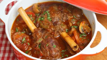 Voici une nouvelle recette de notre ordissinaute Lucciolo qui nous prépare un délicieux plat en sauce ! Aimez-vous l'agneau ?