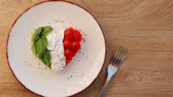 Une vraie bombe gustative ! Disparaît en 1 minute ! Recette de dessert simple et rapide. ( INGRÉDIENTS : POUR LA CRÈME AU CAFÉ : 150 ml de lait - 120 ml. de café expresso - 100 gr. de sucre - 30 gr. de Maïzena - 200 gr. de crème fouettée. POUR LE SOCLE : 2 œufs - une pincée de sel - 120 gr. de sucre vanillé - 100 gr. de beurre - 70 ml. de café expresso - 50 ml. d'eau - 10 gr. de cacao - 200 gr. de farine -8 gr. de levure chimique. POUR LE MOUILLÉ : 70 ml. de café expresso ). ------ Ensuite c'est Antonio Tanca avec son Grand-Père Franco, qui vous interprètent  " REGINELLA CAMPAGNOLA  (POLKA À 2 ACCORDÉONS "  Régalez-vous et bonne journée. !