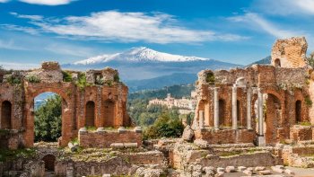 Une invitation au voyage culinaire sur une île créative qui se réinvente pour s'adapter au changement climatique. Au menu de cet épisode qui se déroule "à l'ombre de l'Etna" : les spaghettis aux palourdes, le potiron aigre-doux sur lit de pain blanc et une salade de bananes ! L'épisode débute à Torre Faro, la commune la plus septentrionale de Sicile située à quelques kilomètres de la Calabre. C'est ici que Filippa Mancinone concocte ses fameux spaghettis aux palourdes. Au pied du volcan, Domenico Nicoloso vous offre un plat d'automne typique : du potiron aigre-doux sur un lit de pain blanc. Près de la ville côtière d'Augusta, Roberto Li Calzi s'occupe de son "jardin de la biodiversité". Depuis quelques années, le réchauffement climatique lui permet même de cultiver des bananiers. Leurs fleurs se dégustent en salade. Un véritable concentré de fraîcheur. !