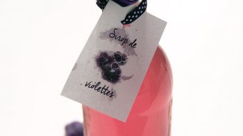 Voici une bonne recette de sirop de violette fait maison partagée par notre ami Lucciolo.