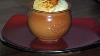 Dessert absolument délicieux et léger qui terminent un repas en beauté. Il cuit doucement et se sert immédiatement, car un soufflé n'attend pas et vous pouvez napper les parts de sauce au chocolat.  Très simple à réaliser.
