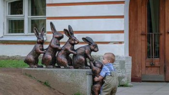 Des personnes qui posent excellemment, avec des statues, leur donnant semblant de vie.......