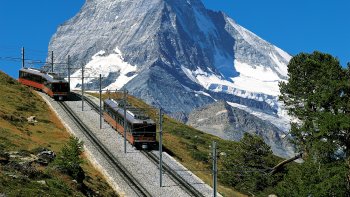 Un train à crémaillère, le PLUS HAUT D'EUROPE, transporte 365 jours par an,   un grand nombre de touristes. Il part de la gare de Zermatt pour atteindre le Gornergrat à 3 135 m d'altitude. Il traverse de ponts impressionnants, des galeries et des tunnels et longe des forêts de mélèzes, des gorges pour atteindre enfin le sommet.  MAGNIFIQUE !