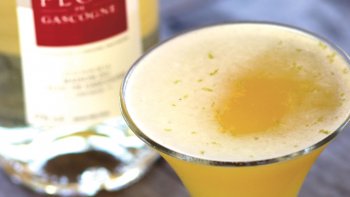 Le cocktail sun-flower est comme un hommage à l'été passé. Cocktail ou la douceur et la fraîcheur du Floc-de-Gascogne blanc se colorent du jaune intense du jus d'ananas.  ( À déguster avec modération ).