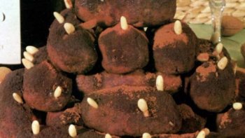 Ces pommes de terre surprise, sont appréciés pour les goûters d'enfants et ils ont la forme de pommes de terre.