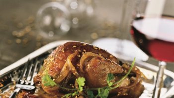 Faite voyager vos convives vers l' Orient, avec cette recette gourmande ou les pigeons sont mis à l'honneur et cuisinés en tajine.