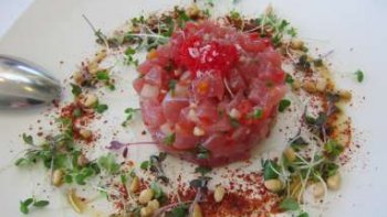 PAS DE BOEUF HACHÉ A LA MACHINE POUR UN VRAI BON TARTARE HACHÉ A LA MAIN AU COUPERET