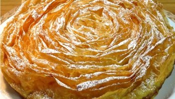 Ce dessert d'origine Grècque ( Galatopita ).  Parfumé avec des zestes de citron.