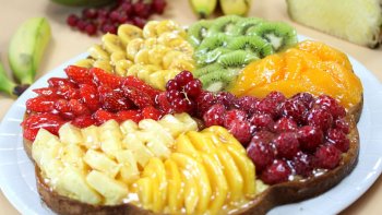Aujourd'hui, vous pouvez réaliser une tarte à la gelée de fruits fourrée dans une gelée de miel sucrée et parfumée. Comme le miel est l'ingrédient principal, plus vous utilisez de bon miel, plus la tarte peut être délicieuse. ( Est-ce trop évident ? Haha.. Mais si vous n'avez pas de miel, ne vous inquiétez pas, vous pouvez faire une tarte assez savoureuse en la remplaçant par du sucre ). Les fruits emprisonnés dans la gelée de miel brillent comme des bijoux...Si vous souhaitez utiliser de la gélatine en poudre, faites-la tremper au préalable puis faites-la fondre. !-------- Et c'est Johnny Hallyday avec son fils David à la batterie qui vous interprètent " OH MA JOLIE SARAH " ! c'est une complicité père et fils émouvant.... !