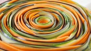 Aucune intention, de rivaliser avec nos chefs patentés....(ordissinautes)
juste un coup de cœur pour la présentation "poétique"....
Cette tarte, réalisée avec des légumes, peut l'être aussi avec des fruits, aux mêmes couleurs vives.
