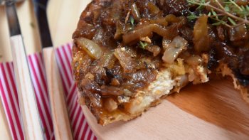 Plat principal absolument délicieux !  Les oignons caramélisée a feu doux deviennent confits et sucrés.