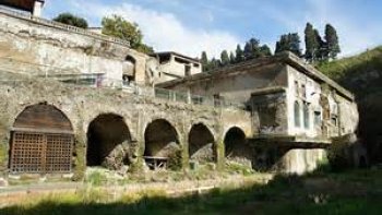 Ercolano est une ville italienne de la ville métropolitaine de Naples, dans la région de Campanie. Elle s'appelait autrefois Resina, jusqu'en 1969 lorsqu'elle a été rebaptisée Ercolano en référence à la cité romaine antique de Herculanum dont les ruines se trouvent sur son territoire communal. 
