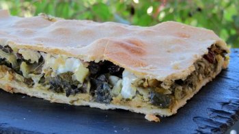 L'erbazzone est une specialités Italienne d'Emilie-Romagne en Italie. C'est une tourte aux blettes et au parmesan avec une pâte à base d'huile d'olive.