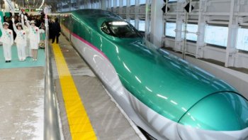 Le train à grande vitesse le plus rapide du Japon, Hayabusa, circule le long des fonds marin. Le tunnel de Seikan est un tunnel ferroviaire sous-marin de 53.85 km. de long qui traverse le détroit de Tsugaru et relie Hokkaido. Shinkansen Hayabusa. Train à grande vitesse dernière génération. Sa première classe similaire à celle des avion. Développé par East Japan Railway Company. Ses 320 km/h permettront de relier Tokyo à Aomori (Extrême nord du pays) en à peine plus de 3 heures contre 5h30 jusque-là. Cette nouvelle génération de trains, les plus rapides du pays, garde le nez très allongé des précédents Shinkansen. Ce design très futuriste se prolonge avec un intérieur très similaire à celui des avions et surtout la première classe dont les aménagements devraient combler les habitués de la ' cabine avant " des vols long-courrier. En effet, les fauteuils sont en cuir et offrent un degré d'inclinaison inégalé jusqu'alors. En outre, les hôtesse de bord ont été formées dans les même écoles que des compagnies aériennes japonaises. Un trajet entre la capitale japonaise et Aomori dans cette première classe coûtera jusqu'à 230 heuros l'aller-simple. ! ------ Ensuite c'est France Gall qui va vous interpréter.  [Poupee de cire, poupee de son], qui fut un succès en France en 1965, fut un pont entre la France et le Japon. Le titre des paroles en japonais est [Yumemiru Shanson Ningyo], et le sens est (Poupée Chanson rêveuse). ! Bonne journée à tous !