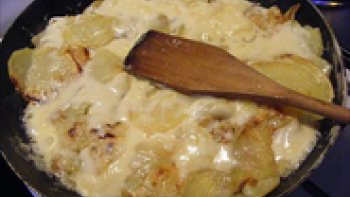 Ce plat à base de pommes de terre et Tome de Cantal.  Il est souvent accompagné d'un jambon fermier.