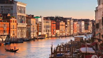 un petit tour sur la lagune : 2 gondoliers vous invitent à les suivre.
danys et vic.