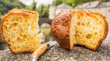 En occitan ( cachamusél ) est un gâteau de la cuisine Tarnaise, connu autour de Bressac ( prés de Mazamet et de Castre ) .