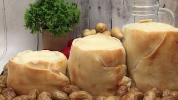 Découvrez dans cette vidéo un Steak géant fourré, une Fondue de Camembert, des Spaghetti dans un Brie XXL, une pièce-montée pour l'Apéro, des Lasagnes au bacon et une immense Île flottante pour dessert. Tout le monde rêve déjà de manger chez vous !