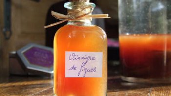 voici une recette très rapide du "VINAIGRE de FIGUES séches présenté par chef Lucciolo !
