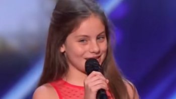 cette jeune fille est exceptionnelle ,,, fan de belle voix  et de  grande musique 
j'en suis émue aux larmes "..le talent n'attend pas le nombre des années "
partageons ensemble ce moment  "émotion"