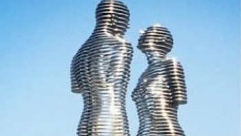 
situées dans le ville balnéaire  de Batoumi, en Géorgie,
Ces deux statues géantes résument parfaitement l’amour entre un homme et une femme
“L’Homme et la Femme” est une sculpture en acier de 8 mètres de haut faite par le sculpteur géorgien Tamara Kvesitadze.(?)
Situé dans la ville balnéaire de Batoumi, en
Géorgie, les deux figures représentent un garçon musulman, Ali,
et une princesse géorgienne, Nino, venant tout droit d’un roman
de 1937 écrit par l’Azerbaïdjanais Kurban Saïd. L’histoire
tragique de ce roman se termine par la séparation des deux amants à cause de l’invasion de la Russie soviétique.
Les statues se déplacent tous les jours à 19 heures, fusionnant pour une courte étreinte, avant de se quitter dos à dos. Après 10 minutes, elles arrêtent de bouger. 
