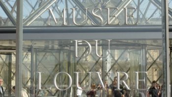 pour ceux qui n'ont jamais pu visiter  le Louvre ,voici quelques  photos  (source internet ) 
que je vous invite à partager ,,,