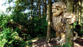 THOMAS DAMBO est un créatif de talent qui s'amuse à créer des sculptures absolument impressionnantes, représentant des géants cachés dans les forêts à proximité de Copenhague...