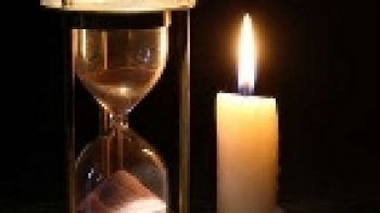 le temps qui passe jamais ne se rattrape ..accueillons chaque jour comme un cadeau..
et continuons notre chemin ,,
 ,,piano piano,
en gardant le soleil dans le cœur....

je n'ai aucune tristesse ...les mots me sont venus  je les ai attrapés avant qu'ils ne s'envolent.....
