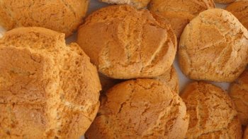 Le gâteau de survie est fabriqué à l'île d'Yeu et ne craignant pas l'humidité. il faisait partie des aliments embarqés par les bateaux de pêche de l'ile d'Yeu pour mener des campagnes pouvant durer plusieurs mois. 