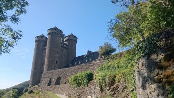 Au coeur des monts du Cantal, Tournemire, classé parmi les plus beaux villages de France, est dominé par son château flanqué de quatre tours d'angle.