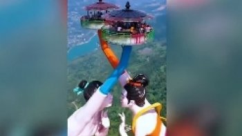 "FLYING KISS "..."LE Baiser volant "  
la nouvelle folie des "chinois "...
tenez vous bien serrés dans les brase de votre "cheri (e)"