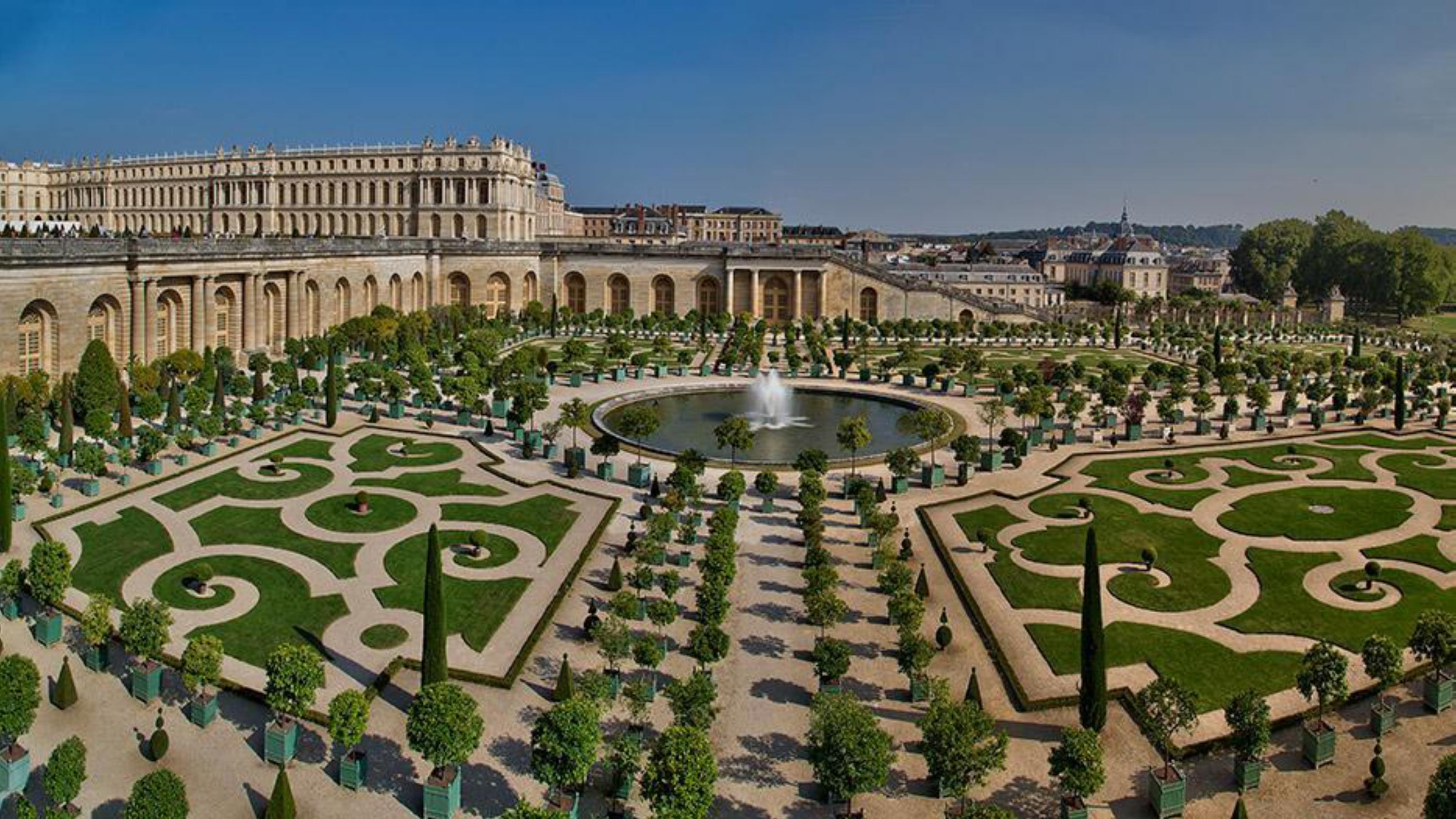 Chateau versailles. Версальский дворец и парк. Андре Ленотр Версальский парк. Дворец и парк в Версале Франция. Оружейная площадь Версальского дворца.